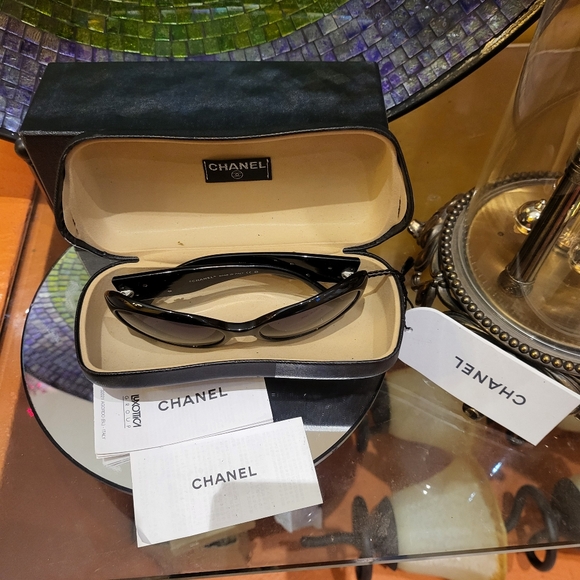 Vintage Chanel  Black Camilla Flower Sunglasses (preowned full set). - Picture 5 of 11